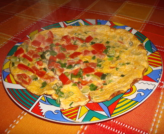 34. Omlet z warzywami - cukinia, papryka, pomidor i szczypiorek