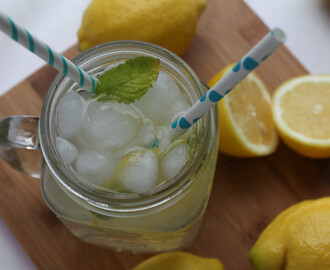 Zelfgemaakte citroensiroop en limonade