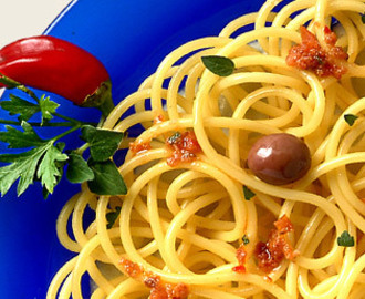 Spaghetti al pesto rojo con guindilla