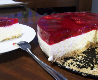 Torta Espelhada de Ricota e Morangos