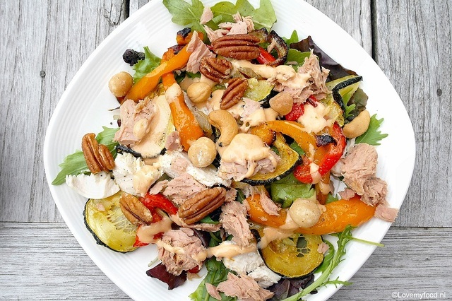 Salade met gegrilde groenten, kip en tonijn