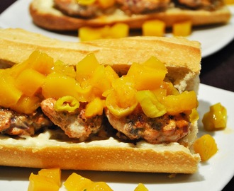 Lachsburger mit Senf & Mango-Salsa