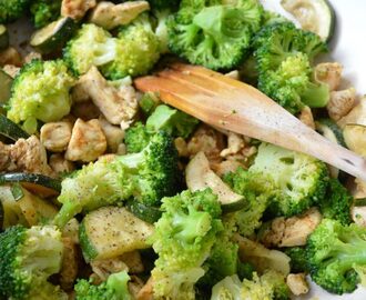 Dietetyczny kurczak z cukinią i brokułami