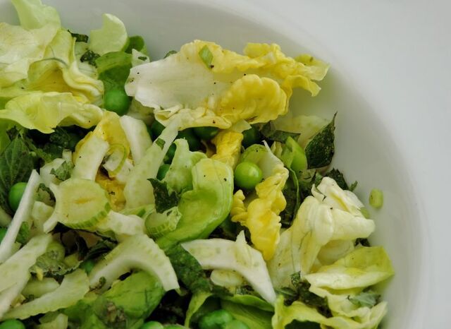Groene salade met doperwten; Puur natuur