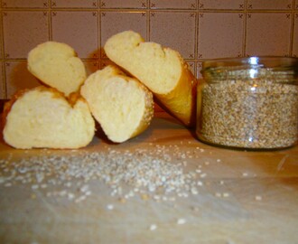 Filoni di farina di grano duro con semi di sesamo ( tipo pane siciliano)