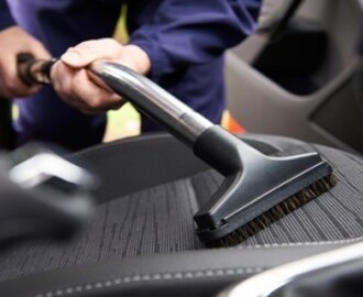 Come pulire gli interni dell’auto: dalla tappezzeria ai sedili