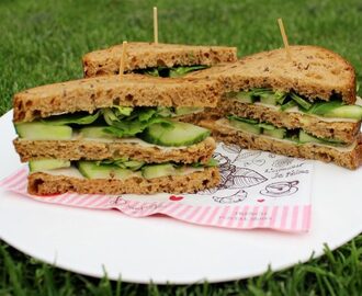 Glutenvrije sandwich met kipfilet, komkommer en kerriemayonaise