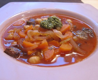Suppe mit Kichererbsen, Tomaten und Brot
