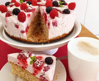 Skyr bosfruit yoghurt taart met hazelnoten cake bodem