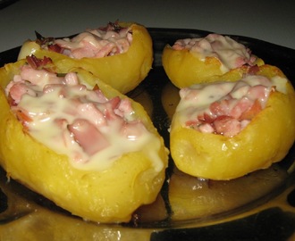 Barchette di patate al forno con prosciutto cotto e formaggio