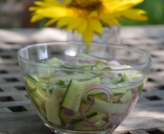 Frissítő uborka saláta