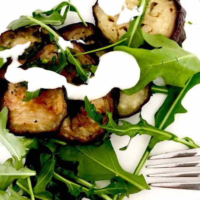 OTTOLENGHI: Aubergine & kruiden salade met knoflookyoghurt dressing