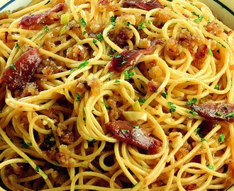 Spaghetti mollica e acciughe