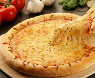 Receita de Pizza de Pão de Queijo Sem Glúten, À base de queijo e polvilho doce, o prato é liberado para pessoas com doença celíaca, aprenda como fazer.