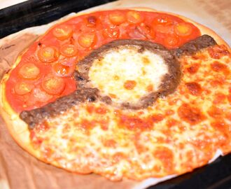 Pokemon bowl pizza met tomaat, mozzarella en ham