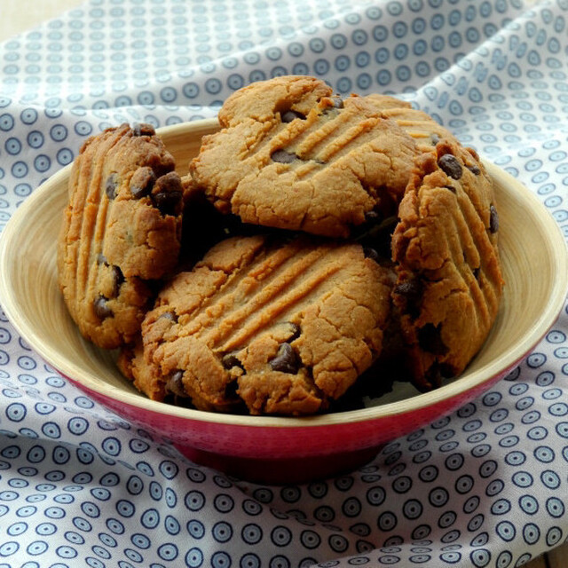 Cookies au beurre de cacahuète et aux pépites de chocolat {sans lactose, sans oeuf, sans gluten}