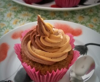 Banana cupcakes with chocolate peanut butter frosting