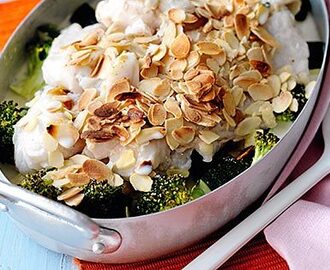 Gräddig mandelfisk med broccoli och ris