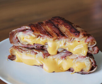 Sanduíche de queijo enrolado com bacon