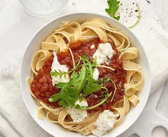 Tagliatelle med tomatsås och mozzarella