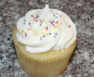 vanilla cupcakes with cream cheese frosting