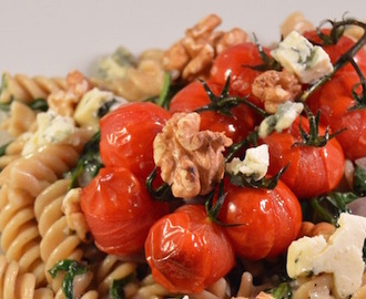 Snelle pasta met blauwe kaas, spinazie & geroosterde tomaatjes
