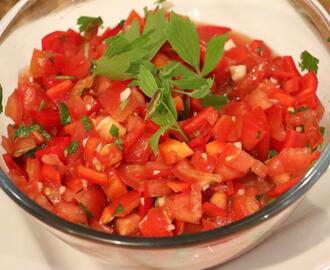 Chileläinen tomaattisalsa - Pebre - raikastaa grilliruoan