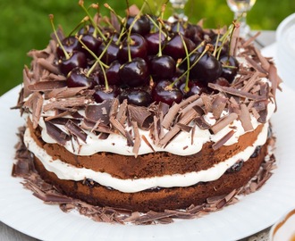 Schwarzwaldin kakku, eli kirsikkainen suklaatäytekakku