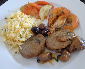Lombinho de porco com camarões e cogumelos frescos com arroz de cenoura e salsa