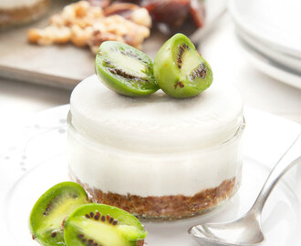 Kiwiberry cheesecakes (raw, vegan, dairy-free, gluten-free, refined sugar-free recipe)