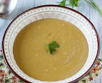Receita de sopa de legumes simples temperada com salsa e alho tostado