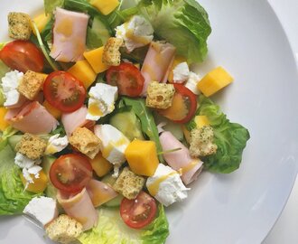 Healthy salade met mango en kip