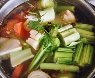 Groene minestrone soep gemaakt met een soepkip