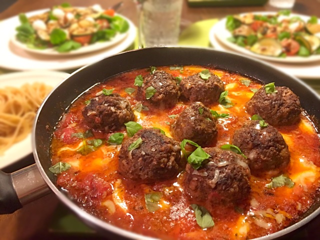 Heerlijke Italiaanse gehaktballen in tomaat – mozzarella saus
