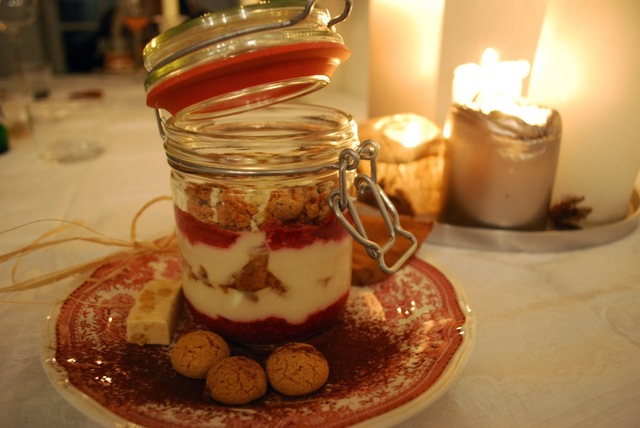 Fixes Dessert im Glas - Mascarponecreme mit Amarettini und Himbeeren