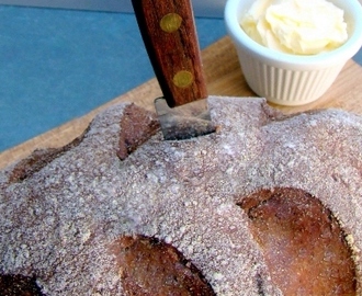 Pão australiano (Aussie Bread) com manteiga cremosa do Outback