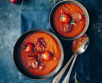 Romige tomatensoep met rode uien + geurige rozemarijn