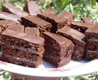 Fenséges csokoládés diós piskóta, nagy adag csokikrémmel és csokoládébevonattal!