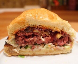 Karamellizált hagymás, fokhagymás burger készítése grillen