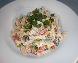 Salade de pâtes façon "tex-mex" (poivron, maïs, haricots rouges, oignons rouges, oignons nouveaux, tomate, sauce yaourt-coriandre)