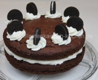 Cookies and Cream Cake (dunkler Schokoladenkuchen mit Vanillefüllung)