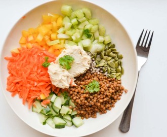 Vegan Salade met Hummus en Linzen