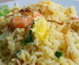 Nasi goreng Singapore: gebakken rijst met garnalen, ei en prei