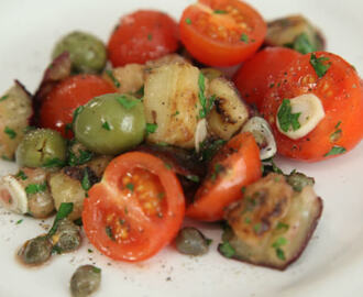 Salata od patlidžana, mini rajčica i maslina