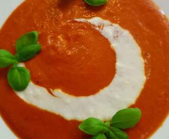 vegane Tomatensuppe mit Zitronenjoghurt und Basilikum