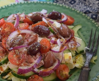 Grekisk sallad med fetaost, mozzarella och parmaskinka