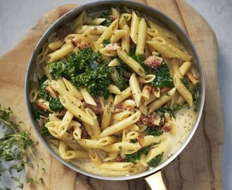 Krämig pasta med bacon och grönkål