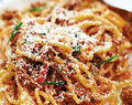 Spaghetti med lammbolognese och riven getost