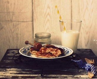 Śniadanie: Pancakes z kaszą manną, bananami, czekoladą i miodem