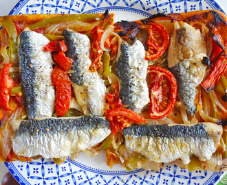 Cómo hacer una coca de sardinas con tomate y verduras en 4 pasos